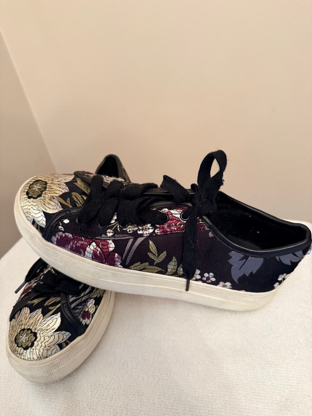 Steve Madden Gerry Women's Size 8 Black Floral Sneakers
Metallic Tapestry